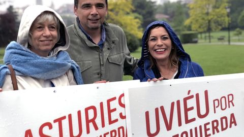 Ángela Vallina posa bajo la lluvia con Concha Masa e Iván Álvarez