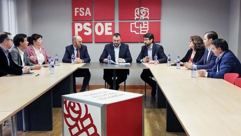 El candidato a la presidencia del Principado, Adrián Barbón, reunido junto a un grupo de asesores, expertos en economía, innovación y mercado laboral