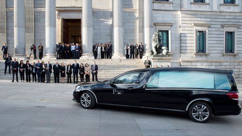 Autoridades y familiares reciben en el Congreso el fretro de Prez Rubalcaba