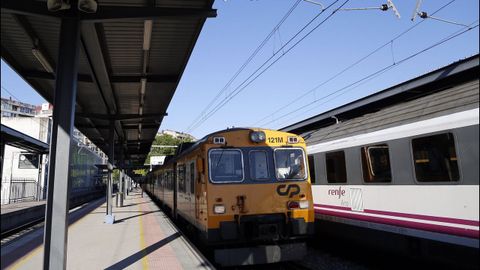 Salida del tren Vigo-Oporto desde la estación de Guixar, en la ciudad olívica