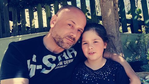 La pequeña Desi Leal posando con su padre en una imagen cedida por José Manuel Leal
