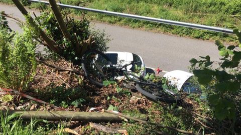 Punto de la Senda del Oso en el que cayó el ciclista, con la bici aún entre los matorrales