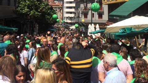 Estado del bulevar de la sidra ante la gran cantidad de público que asistió a la preba de la sidra de Gascona