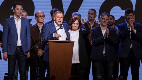 El gobernador de Crdoba, Juan Schiaretti, celebrando su reeleccin tras los comicios del domingo