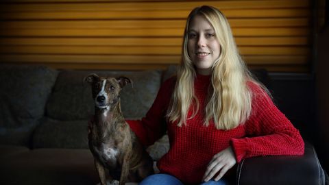 Mela García, aún veinteañera, ha decidido compartir piso únicamente con su perra
