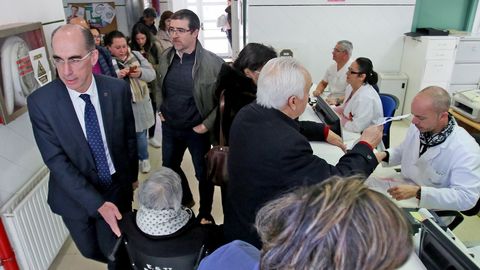 Jesús Vázquez Almuiña y Félix Rubial en una visita al centro de salud de O Porriño