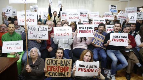 Vecinos opuestos a la fusión de Cerdedo y Cotobade, durante un pleno en el 2016