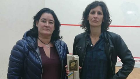 La vocal de la Federacin de Squash del Principado, Maribel Toyos (izquierda) y Elisabet Sad, una de las ganadoras