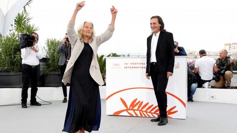 Benedicta Sánchez Vila baila la muiñeira durante la presentación de la película en Cannes, mientras Amador Arias observa su arte