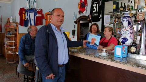 Carlos Vázquez, alcalde desde hace 16 años, hace campaña en un bar de Vilarmaior. César Delgado