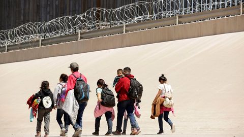 Un grupo de inmigrantes caminan por el muro fronterizo entre Ciudad Jurez y El Paso, despus de cruzar el ro Bravo 
