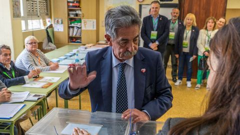 Miguel Ángel Revilla vota en Astillero, Cantabria