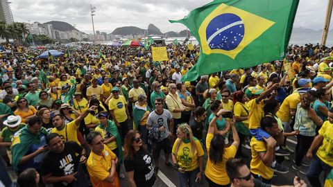 Simpatizantes del presidente Jair Bolsonaro se manifiestan en la Orla de Copacabana