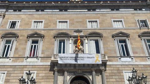 El lazo amarillo y la pancarta a favor de los presos polticos y exiliados, en el balcn del Palau de la Generalitat, en una imagen de archivo