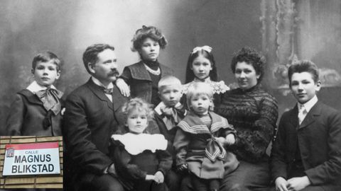 El empresario noruego Magnus Blikstad, con su familia en la imagen En el recuadro, el rtulo de su calle en Gijn