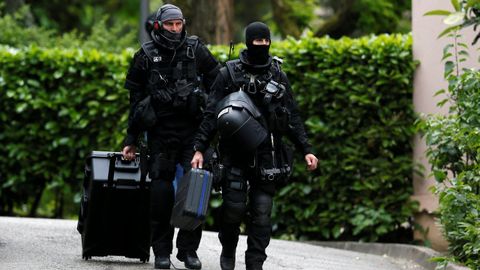 Agentes de la investigación del atentado durante el registro en la casa del autor confeso
