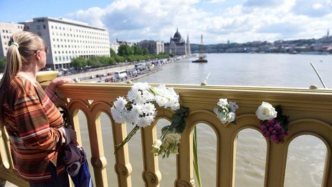 Flores en el puente Margarita en memoria de las vctimas del naufragio en el Danubio del pasado mircoles