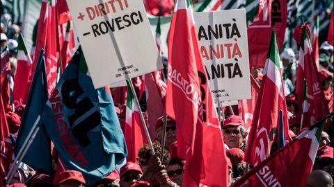 Las calles de Romase llenaron de jubilados para protestar contra los recortes que planea el Gobierno para cumplir sus acuerdos con la Unin Europea