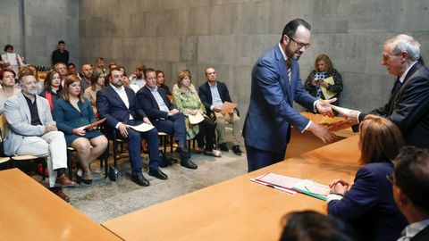 El cabeza de lista de Vox en las elecciones a la presidencia del Principado de Asturias, Ignacio Blanco, recoge su acta de diputado de la Junta General.