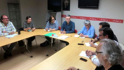 Un momento de la reunin mantenida por los equipos del PSOE y Podemos-Equo en la Casa del Pueblo