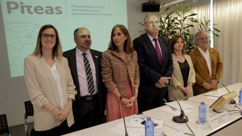 Todos a una: de izquierda a derecha, Irma García, directora del colegio Inmaculada-La Salle de Santiago; Juan Carlos Perez Mestre, director del IES A Xunqueira II, de Pontevedra; la conselleira de Educación, Carmen Pomar; el presidente de la Fundación Barrié, José María Arias; la directora dela Unidad de Altas Capacidades de la USC, María Teresa Sánchez Castaño; y el director del CEE de Panxón y portavoz de los docentes en el programa Piteas, Rafael Lores