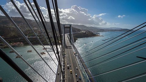 Vista de cómo ha quedado el puente de Rande desde su cima, situada a 152 metros de altura