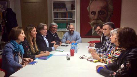 Un momento del encuentro entre los representantes del PP y los del PSOE en la Casa del Pueblo