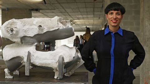 June Crespo posa con «Helmets, 2019», obra que se impuso entre las 875 presentadas al concurso, dotado con 12.000 euros y una publicación monográfica sobre su trabajo