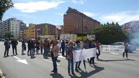 Los trabajadores de limpieza del HUCA cortan la carretera en Oviedo