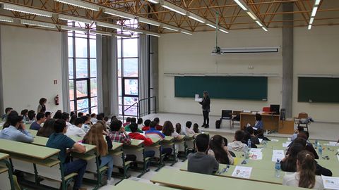 Una profesora explica en una sede de la Universidad de Oviedo las instrucciones básicas de la EBAU