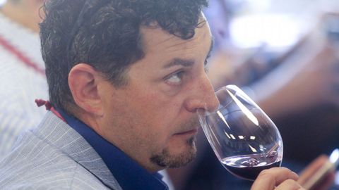 Cata con el director técnico de la D. O. de Rioja Pablo Franco en Fevino, en la imagen: Marcial Pita, de bodegas El Paraguas