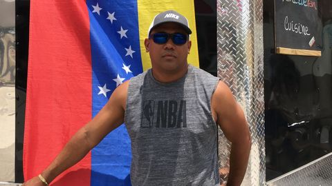 Juan Carlos Pea lleg hace un ao a Miami, desde entonces busca sacar a su mujer y su hija de Venezuela