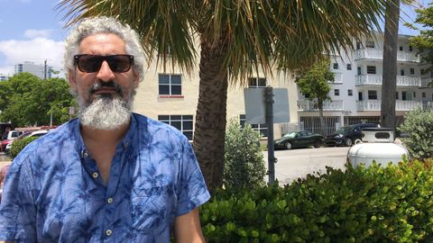 Editor y librero, Garcilaso Pumar, de 42 aos, se instal en Miami Beach hace cuatro meses