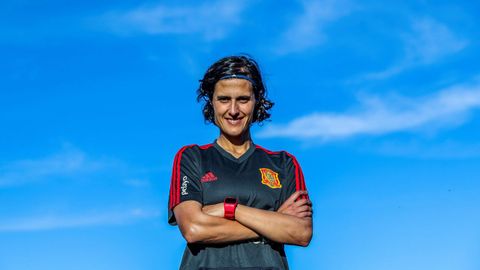 La segunda entrenadora de la selección de España de fútbol femenino, Montse Tomé, posa durante una entrevista con Efe