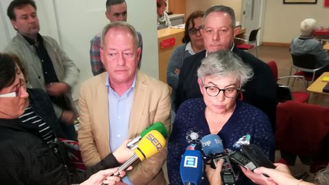 Aurelio Martín y Ana González, al final de la segunda reunión de las comisiones negociadoras de PSOE e IU en la Casa del Pueblo