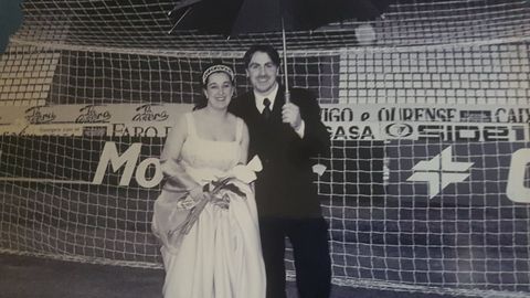 Amada y Emilio, boda en el Museo do Celta en Balaídos en el 2000