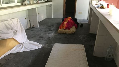 Un indigente duerme en El Remanso, en Cuatro Caminos.