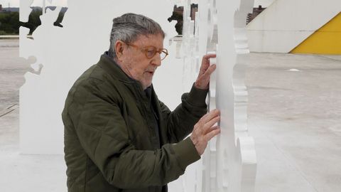  El artista valenciano Juan Genovs examina su escultura  Transbase  donada al Centro Niemeyer de Avils, en donde esta tarde se inaugura su primera exposicin colectiva con sus hijos Pablo, Silvia y Ana