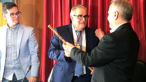 Aníbal Vázquez recibe el bastón de mando durante el pleno de investidura en el ayuntamiento de Mieres