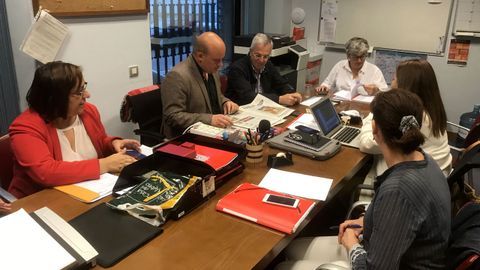 La alcaldesa de Gijn, Ana Gonzlez -al fondo- en la primera reunin con el nuevo grupo municipal del PSOE gijons