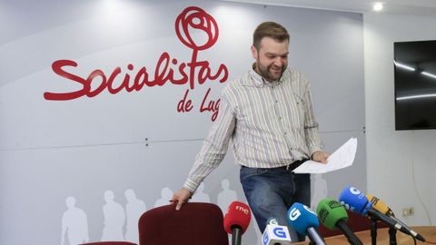 El secretario general del PSOE en la provincia de Lugo, Álvaro Santos, en la rueda de prensa en la que anunció su renuncia