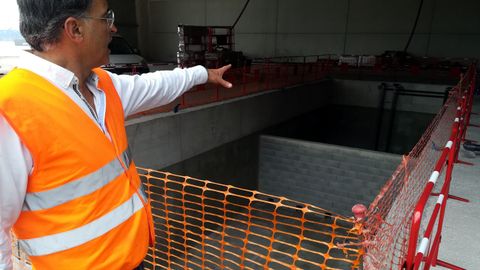 El CEO de DDR Vessels, Jesús Piccato, junto a la balsa de contención de aguas