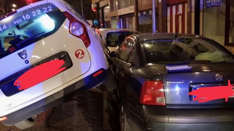  Un taxi colisiona contra dos vehculos estacionados, quedando parcialmente apoyado sobre ellos en la Av. Pablo Iglesias