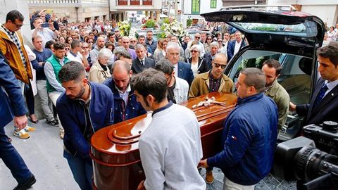 Multitudinaria despedida en Cudillero para el profesor David Carragal, asesinado en una fiesta de Oviedo