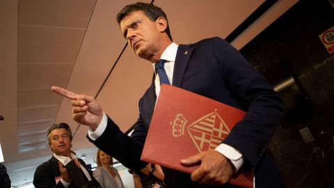 Manuel Valls,que seguirá como concejal, exigió a Colau que retire el lazo amarillo del consistorio