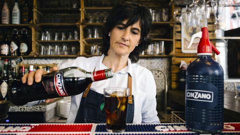 Lourdes Mesa prepara un vermú en la Cantiga de Gascona