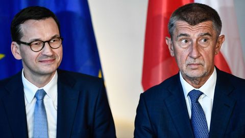 El primer ministro polaco, Mateusz Morawiecki (izquierda), y el primer ministro checo, Andrej Babis, este lunes, en Dresde (Alemania)