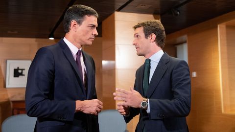 El presidente del Gobierno en funciones, Pedro Snchez, con Pablo Casado en el Congreso de los Diputados el pasado da 11 para hablar sobre la investidura