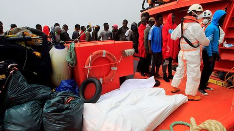 Los cuerpos de dos inmigrantes muertos recuperados en junio del pasado año de un naufragio de una patera en el Estrecho