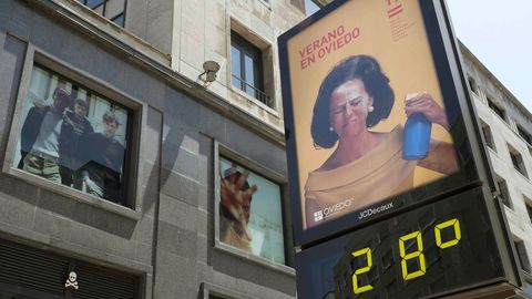 Un termmetro marca 28 grados en el centro de Oviedo